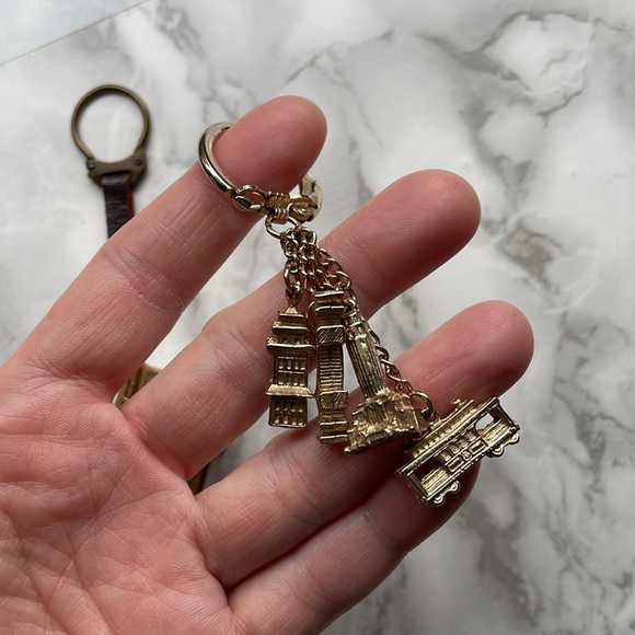 Vintage MCM keychain set - Postcard keychain and landmark keychain - Picture 2 of 8